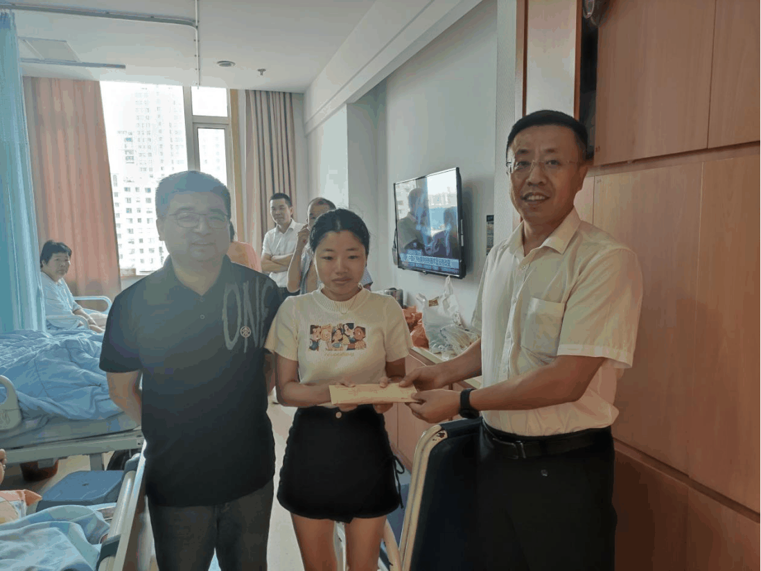 携爱同行 用爱凝聚 —依网科技组织为困难职工家属捐款献爱心
